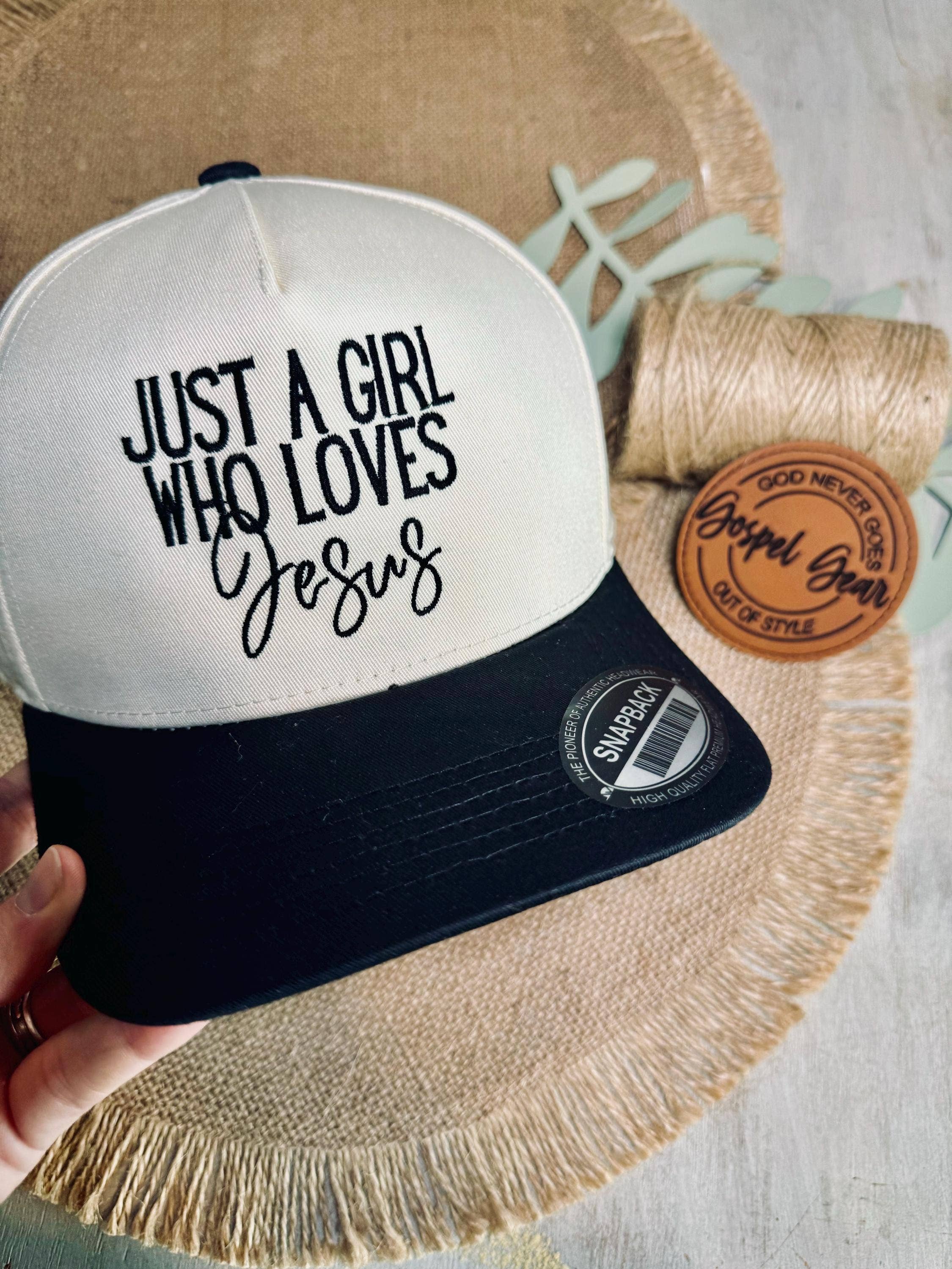 Gospel Gear Co – Großhandel Basecap – Unisex – Nur ein Mädchen, das Jesus liebt, bestickter Hut1