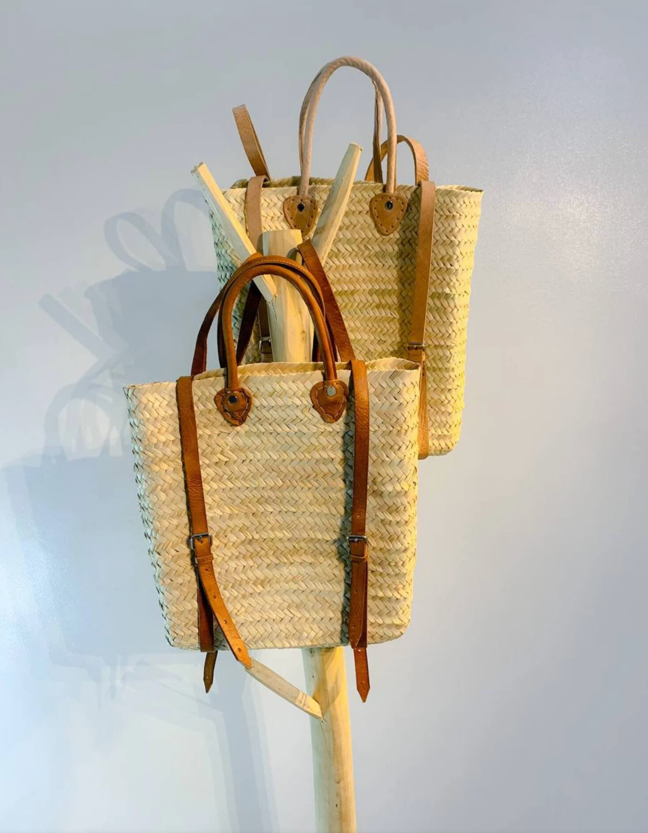 ProHandmadeDesign – Großhandel Strandtaschen – Eleganter Strohrucksack mit verstellbaren Lederhenkeln – stilvoller Strandkorb2