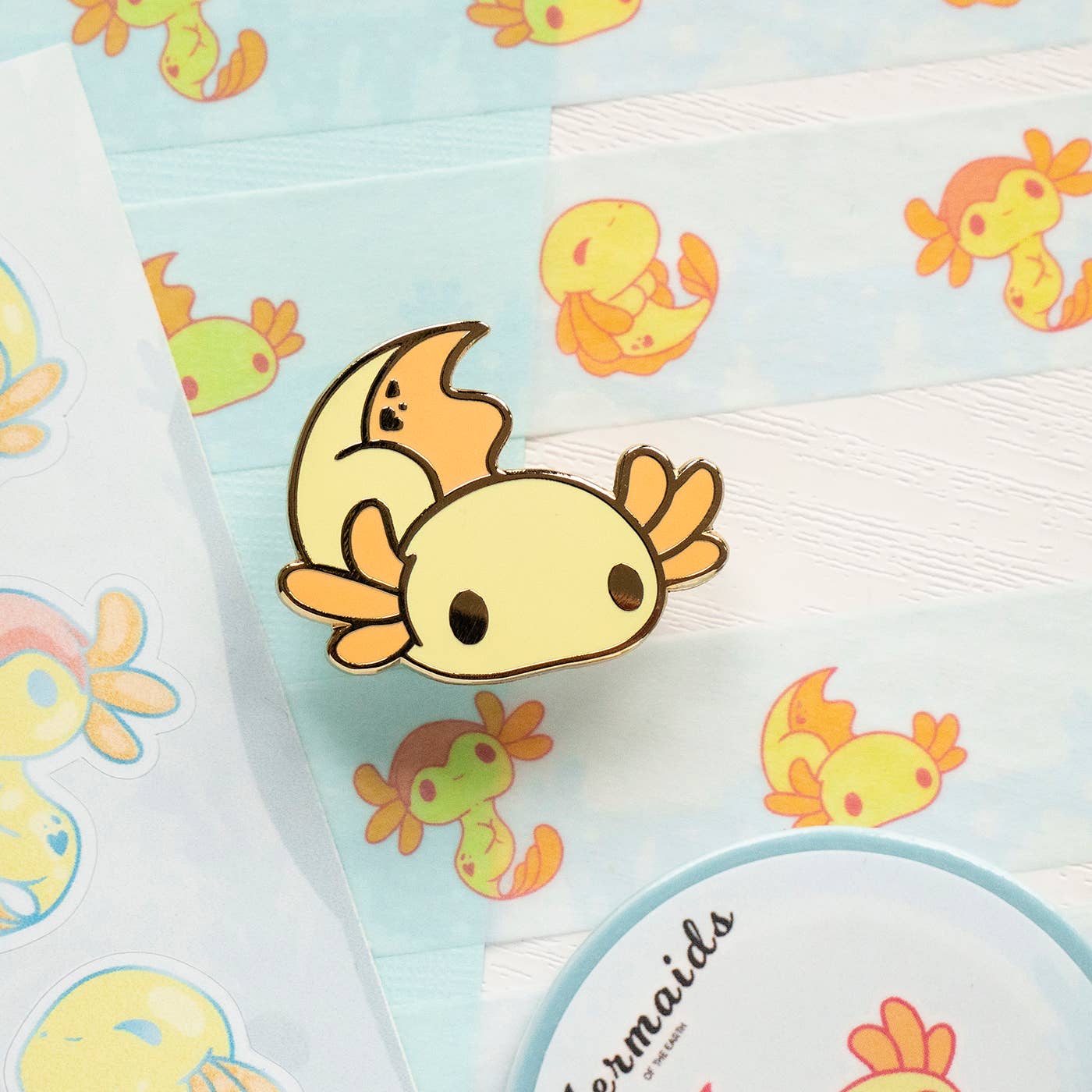 Evy Benita - Vente Épinglettes/boutons - Joli badge en émail dur Axolotl doré3