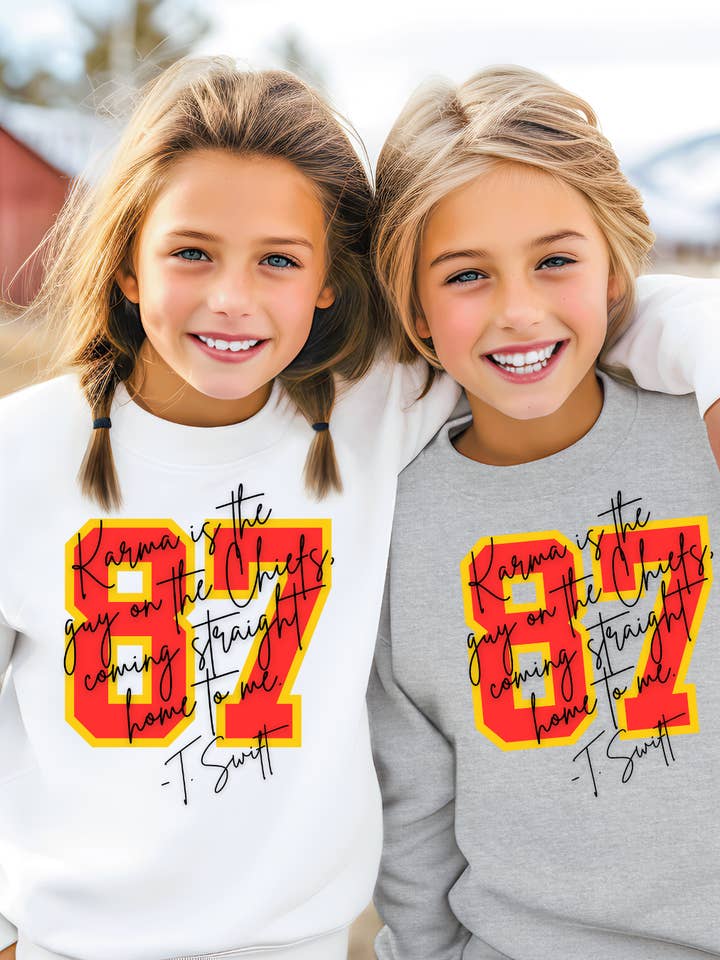 87 Karma Is The Guy On The Chiefs Rundhalspullover für Jugendliche für den Großhandel von Uncommon Label