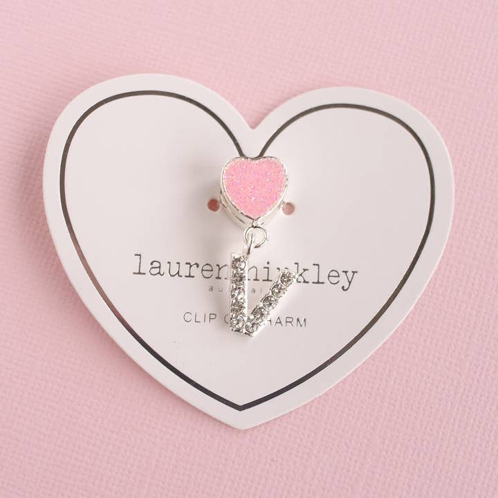 'V' Letter Clip On Bedel - Individueel voor wholesale door Lauren Hinkley Australia