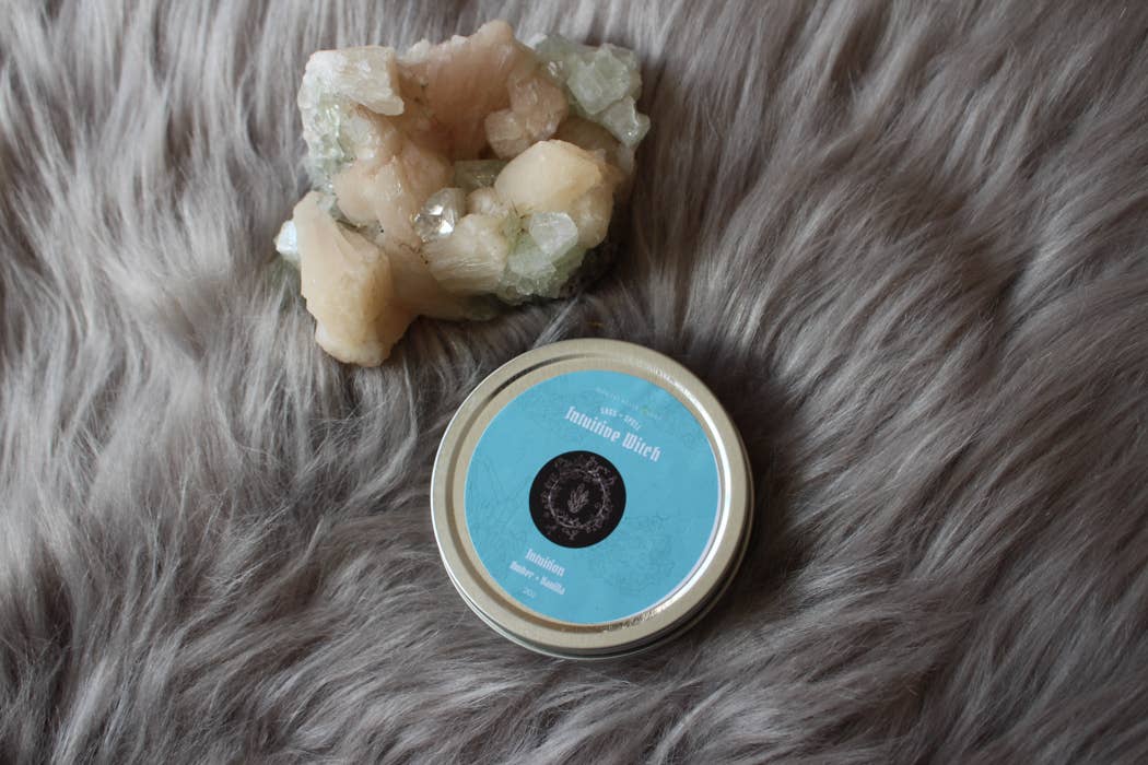Midnight Raven Studios - Venta al por mayor Vela aromática de viaje - Vela de hojalata Intuitive Witch, vela mágica, ámbar y vainilla2