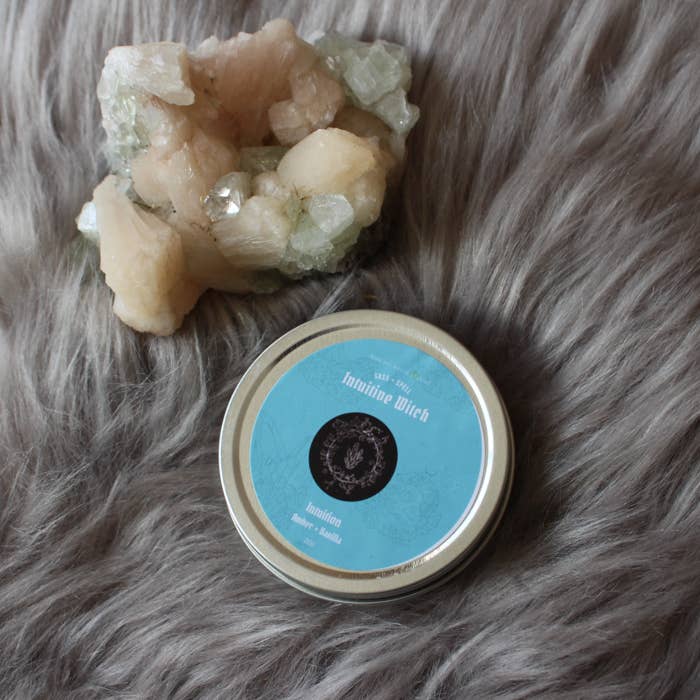 Midnight Raven Studios - Venta al por mayor Vela aromática de viaje - Vela de hojalata Intuitive Witch, vela mágica, ámbar y vainilla2