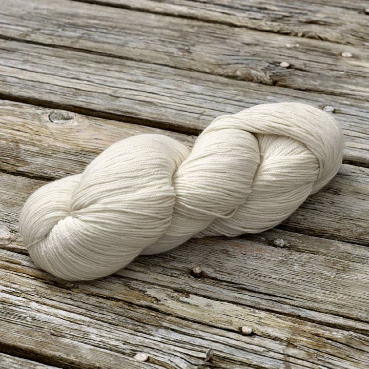 Ufarvet garn: MCN 4-lags strikkegarn for engroshandel hos Rooster Yarns