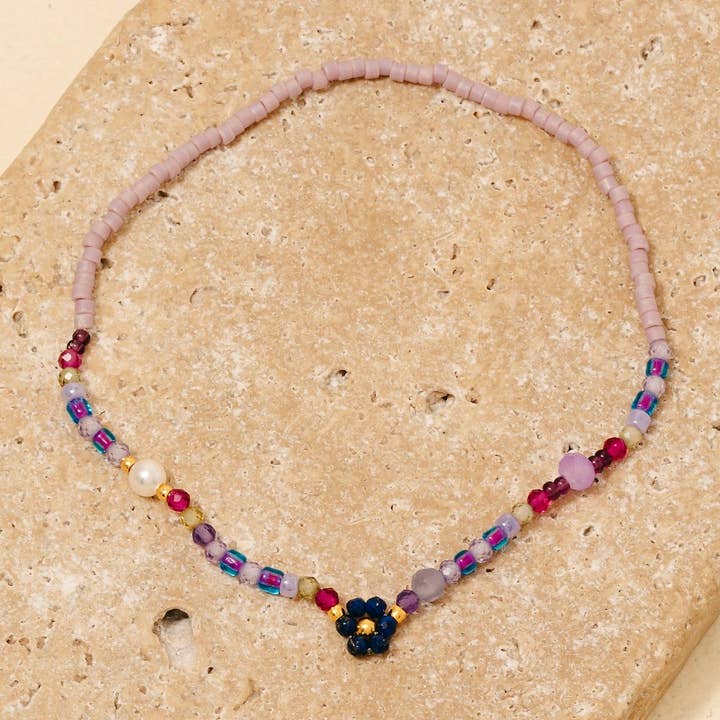 Bracelet élastique fleur en perles de verre et de perles. pour la vente par Anarchy Street