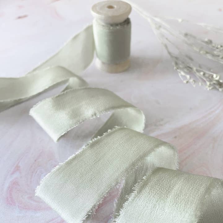 The Natural Paper Company – Großhandel Band – Geschenke verpacken – Seidenband in gedämpftem Salbeigrün mit rohem Rand auf Holzspule1
