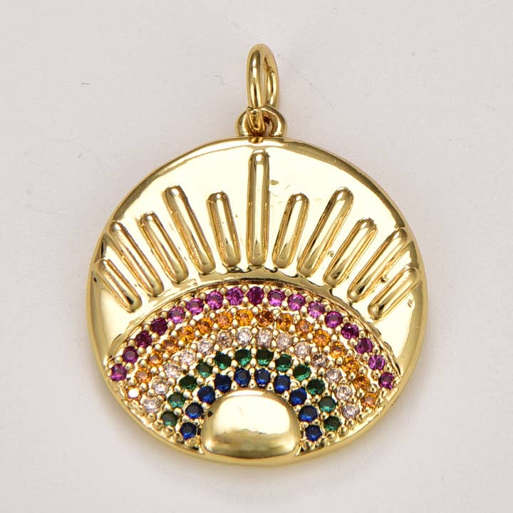 Ciondolo a forma di sole placcato in oro con micro pavé di zirconia cubica colorata, CP1279 per la vendita all'ingrosso da parte di Beads Creation