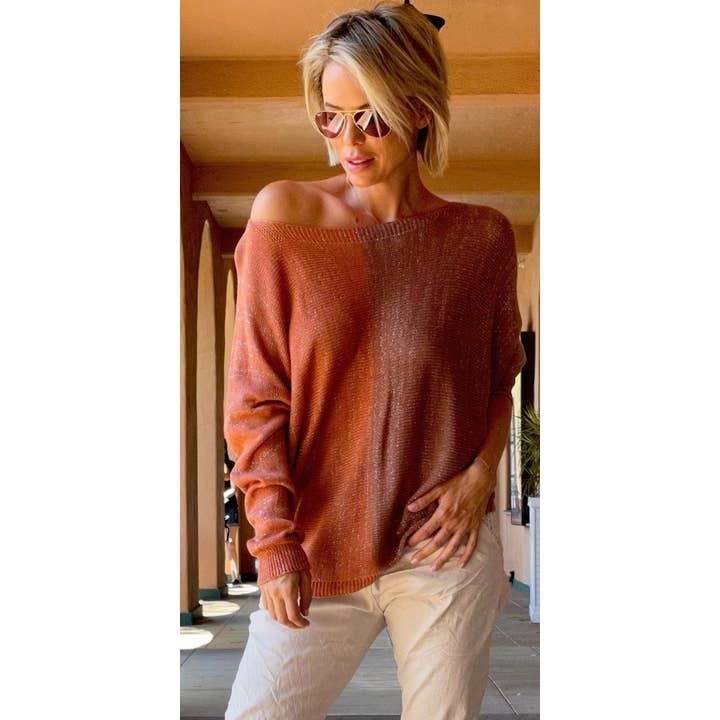 Pull bicolore avec fil métallique et fermeture éclair au dos pour la vente par Gigi Moda