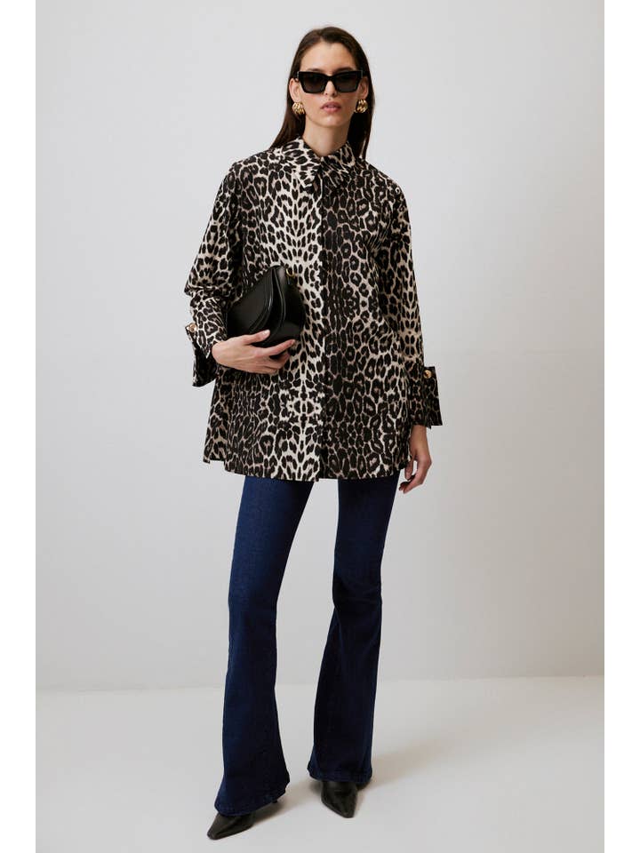Mønstret FIERCE ELEGANCE LEOPARD PRINT BOMULDSKJORTE for engroshandel på Faire