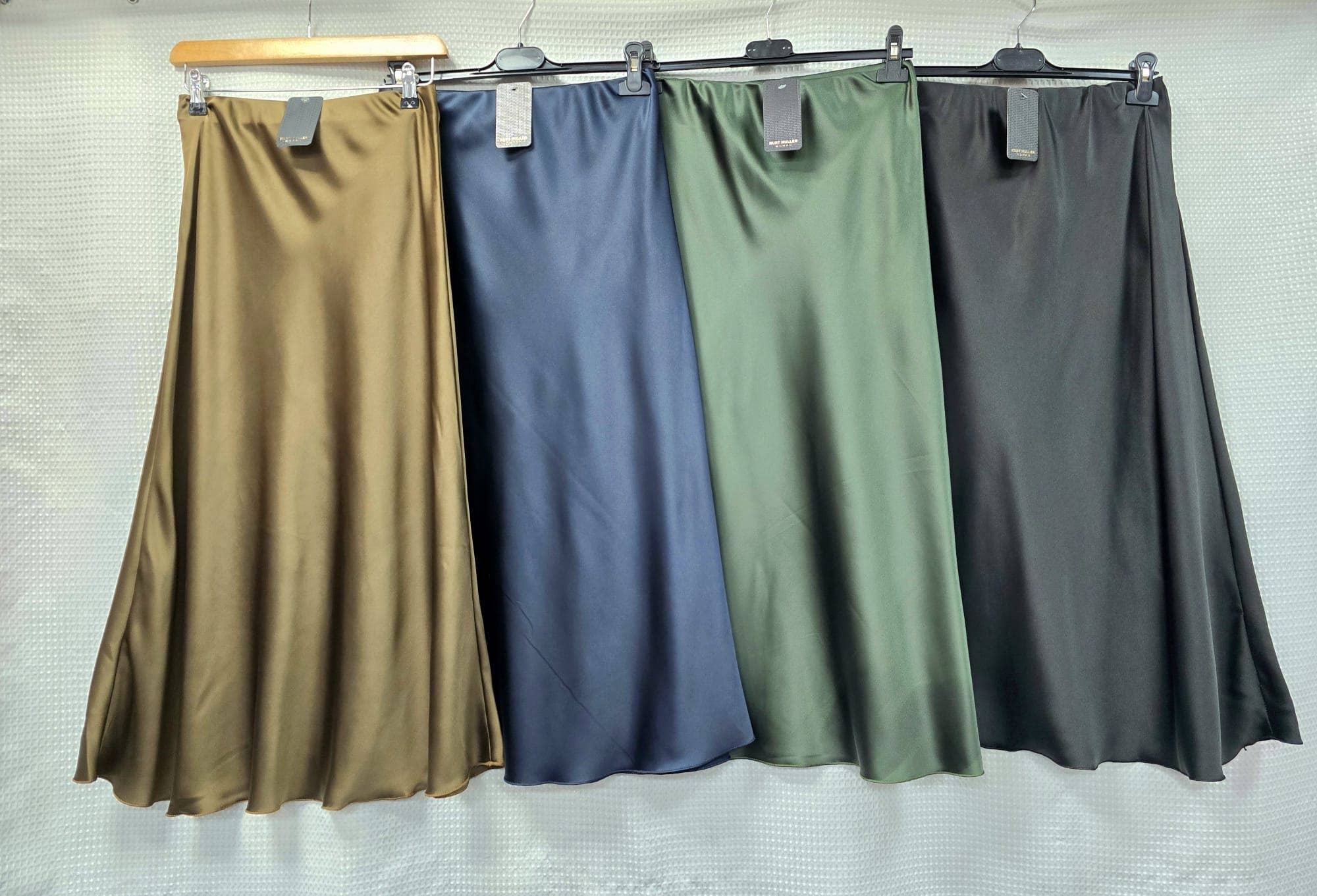 Kurt Muller – wholesale Skirt – Women’s – Satin Plain Skirt2