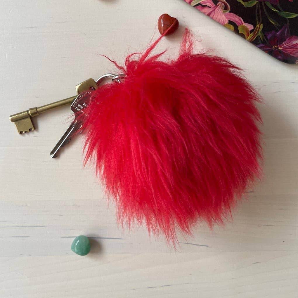 Wildash London – wholesale Nyckelringar - Dam – Pom-Pom Bag Charm | Nyckelring | 100% fårskinn | Körsbärsröd1