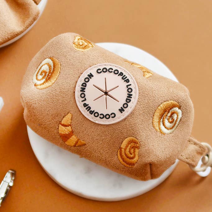 Porte-sac à crottes Pawtisserie pour la vente par Cocopup London