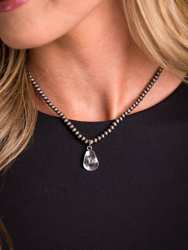 Zierliche Faux-Navajo-Perlenkette mit Cowboyhut-Anhänger für den Großhandel von West & Co.