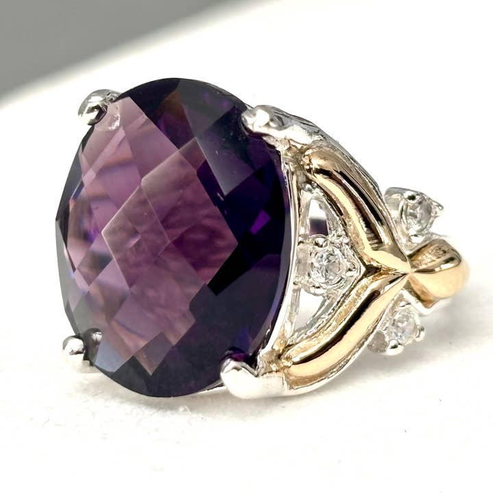 Anillo de plata de ley 925 con detalles en oro de 10 quilates y amatista. para venta al por mayor de QURI