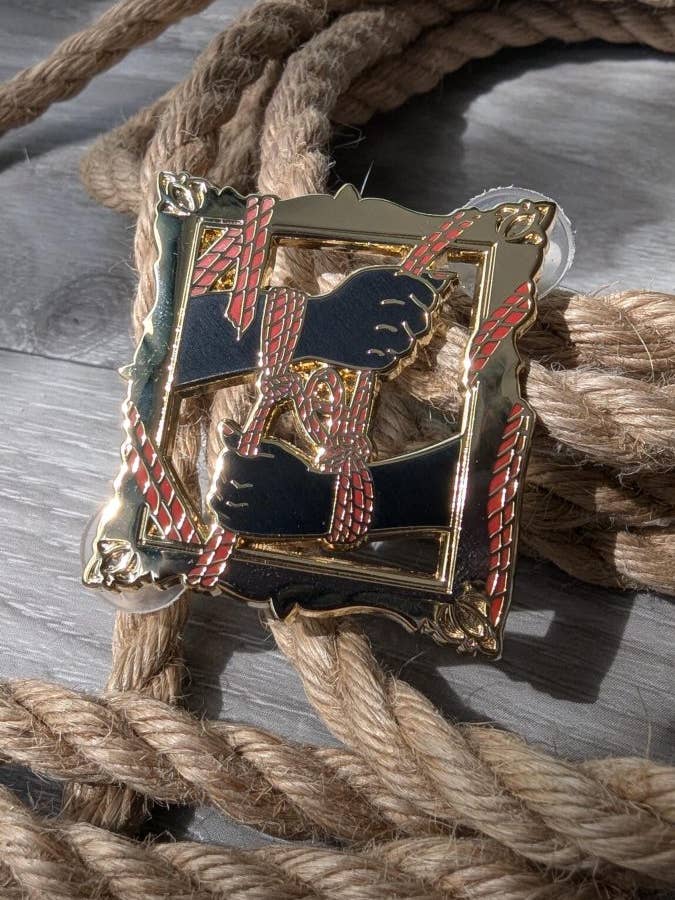 Sindstilstand Shibari emaljepin, rebmærkat badge for engroshandel hos Geek and Artsy