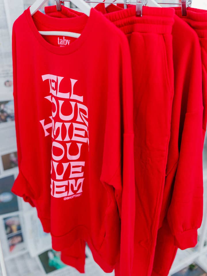 Taby Originals – Engroshandel Loungesæt - Dame – TABY ORIGINAL DESIGN: Fortæl dine venner, at du elsker dem i RØD*** PUFF*** & ULTRA SOFT***1