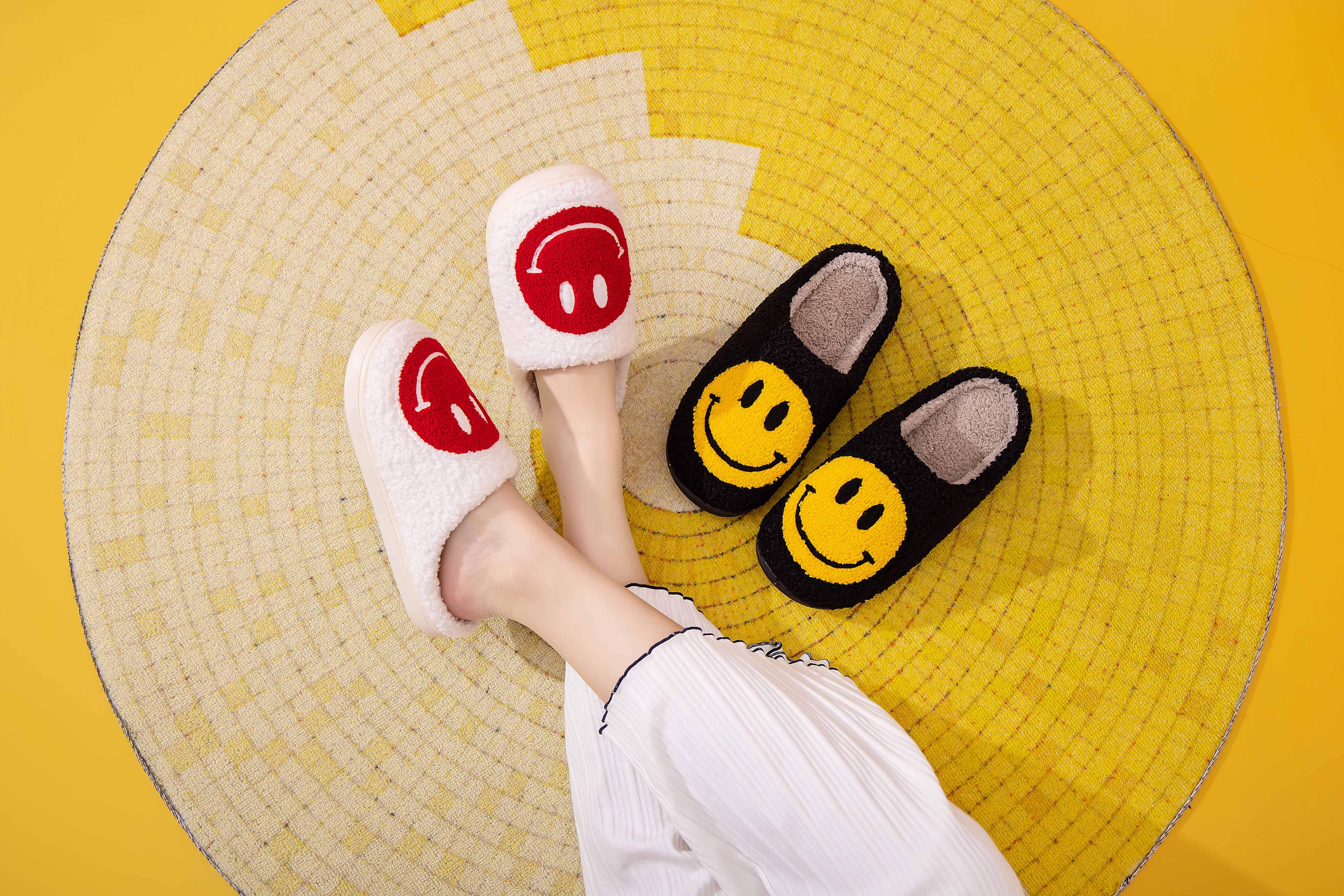 Shop Lev - Vente Chaussons – femme - Chaussons confort à semelle légère en fausse fourrure douce avec visage souriant pour adulte14