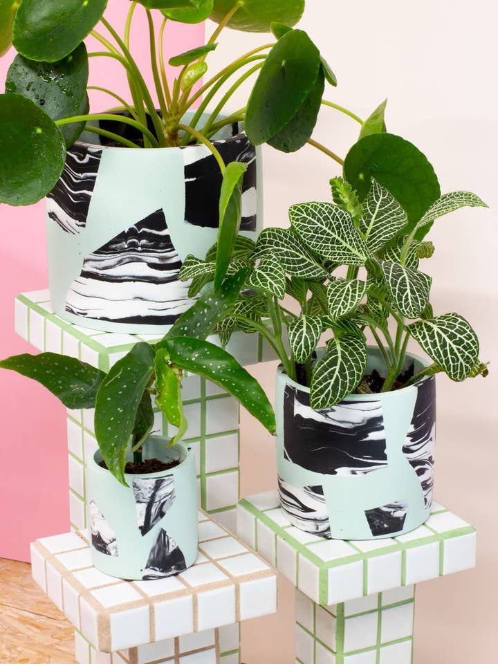 Vaso per piante in marmo nero e menta a grana grossa per la vendita all'ingrosso da parte di Salt Studios