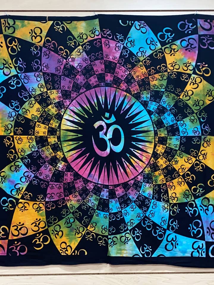 Tapisserie géométrique Om pour la vente par Katmandu Trading Co.