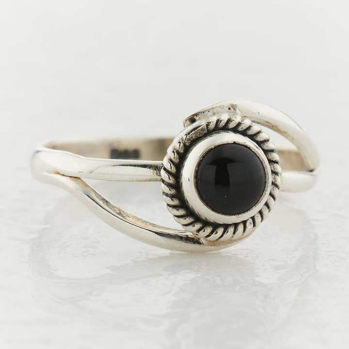 SVART ONYX STERLINGSILVER INFINITY RING för wholesale av Nugent Jewelry