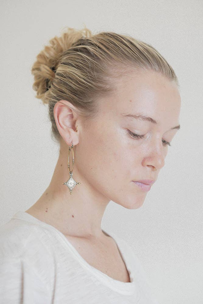 Nakila Collective – wholesale Hoop-örhängen – Stora Imani-örhängen i mässing med berberinspirerad diamantformad berlock5