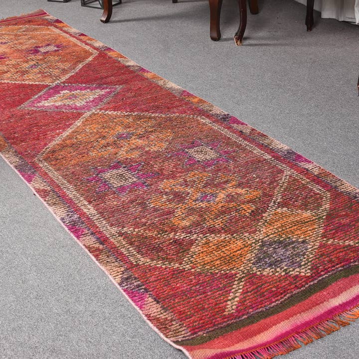 Tapis Bohème 2,7x9,5 Pieds, Design Géométrique Tissé pour la vente par Vintage Rugs Loom