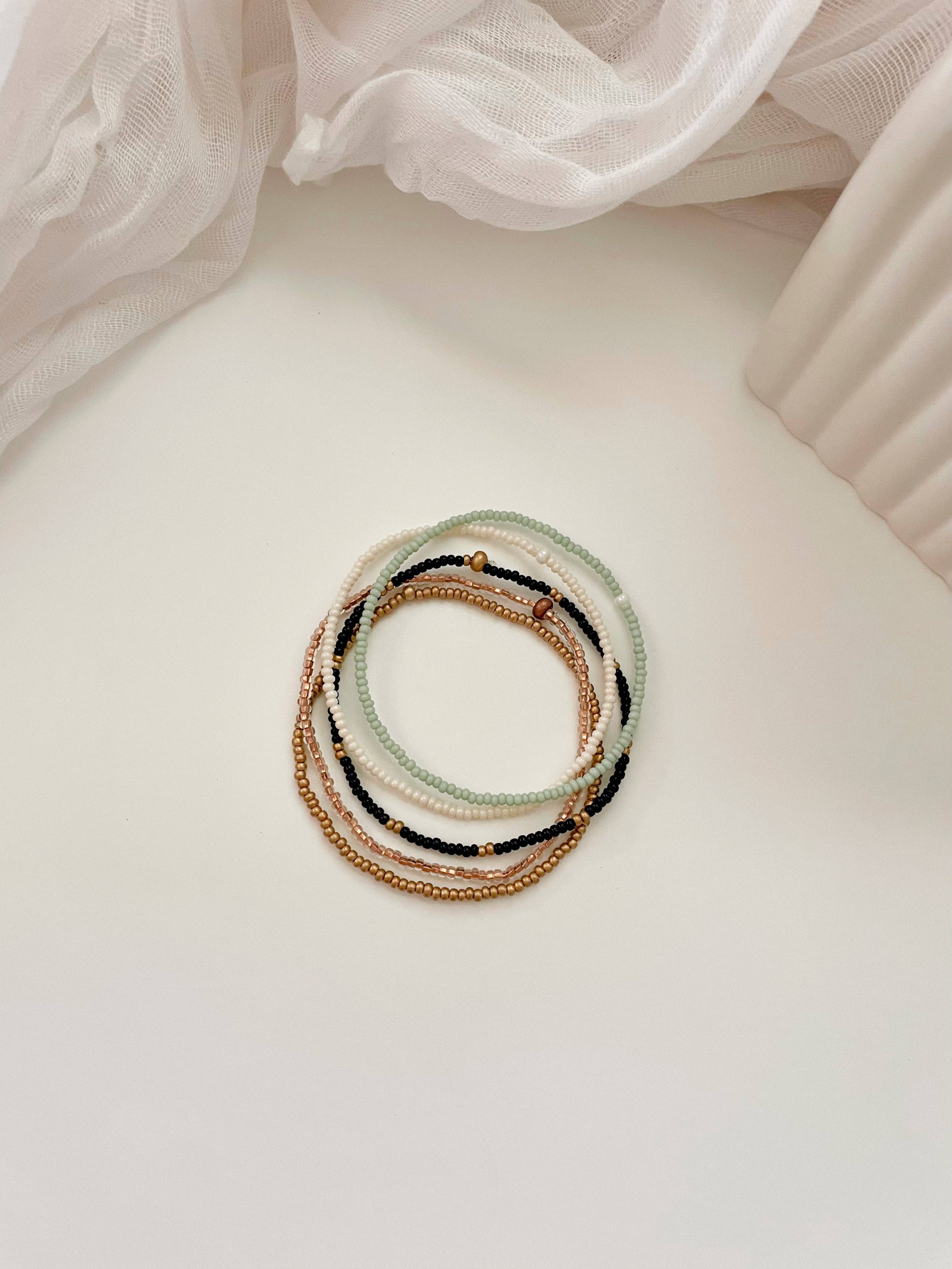 Caitlyn Clare Flair - Vente Parures de bijoux - Ensemble de bracelets extensibles délicats en perles, pile de bracelets en perles de rocaille2