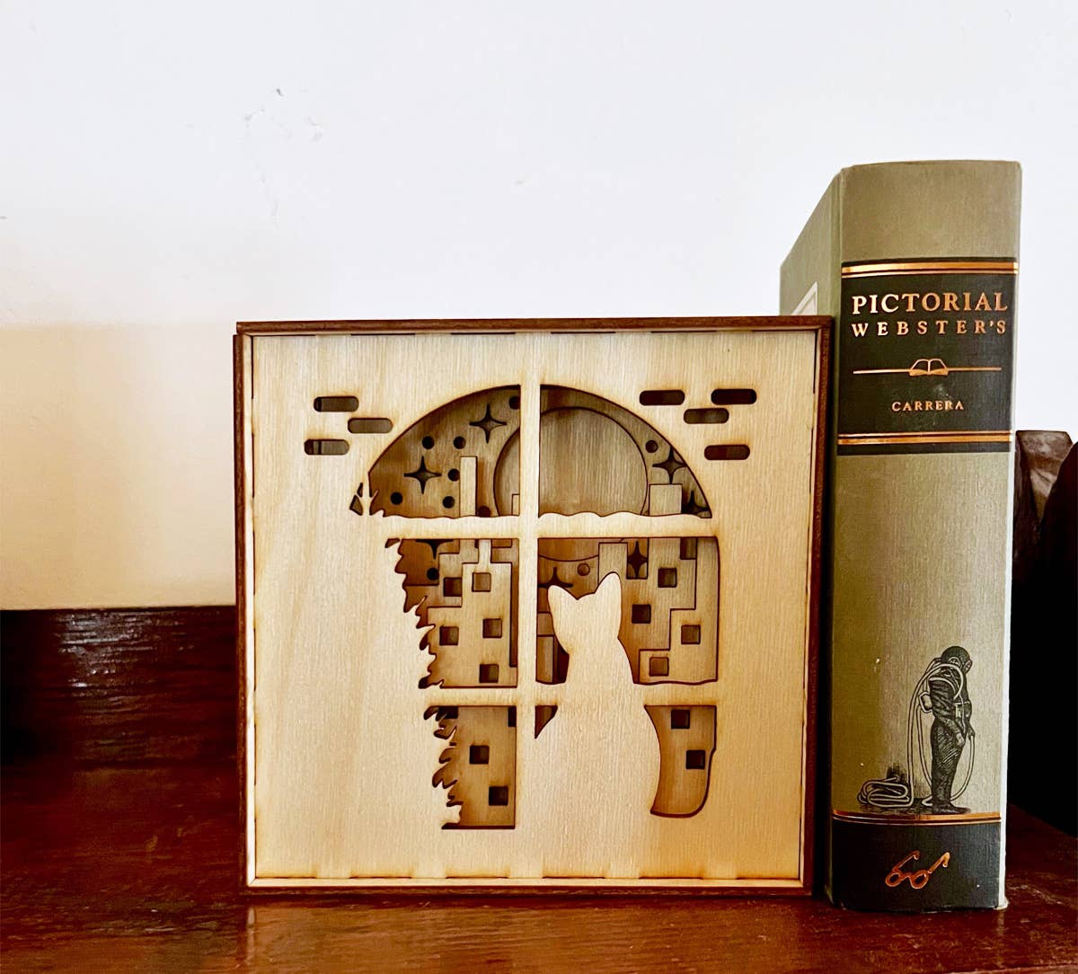 Squirrel Tacos Papercuts – Großhandel Buchstütze – Lightbox – Katze, die am Fenster sitzt2