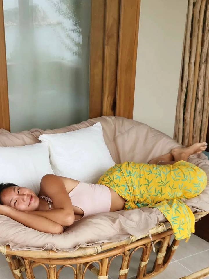 YUMI & KORA – Engroshandel Strandbadekåbe – Dame – Yellow batik sarong med blåt sivemønster - LANTA REEF5