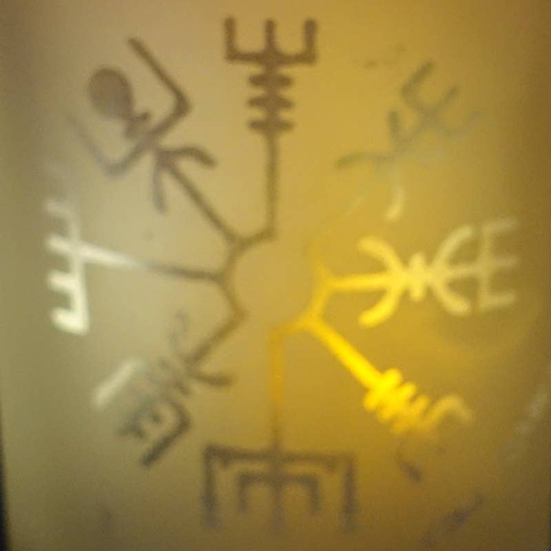 Graphic Home Editions - Venta al por mayor Candelabros - Portavelas de vidrio esmerilado grabado con diseño nórdico, soporte de madera8