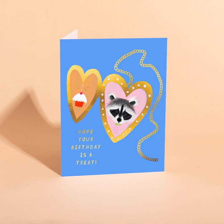 RACCOON PAL - Carte d'anniversaire pour la vente par Carolyn Suzuki