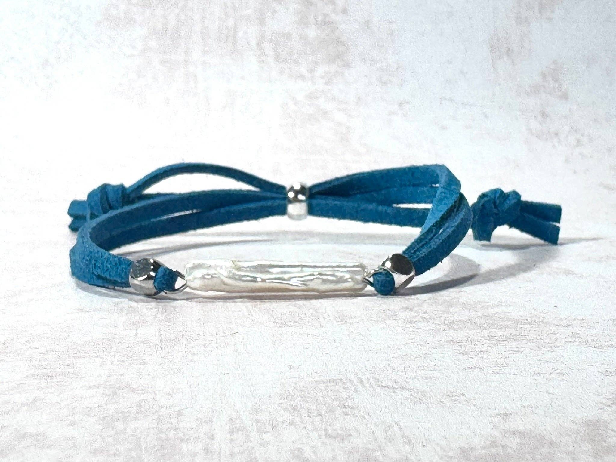 STOSA – wholesale Beaded bracelet – Freshwater Pearl Bracelet with Teal Faux Suede3