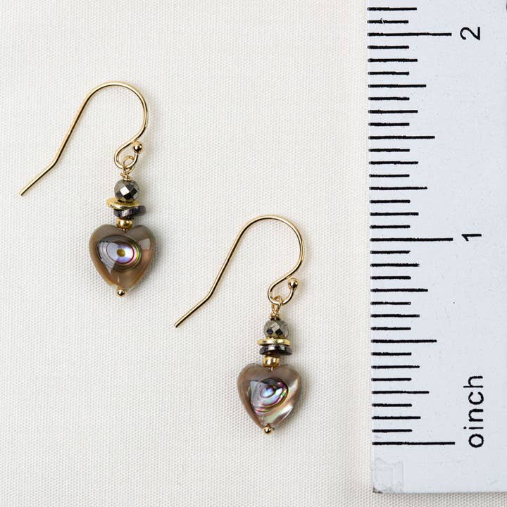 Anne Vaughan Designs Jewelry - Vendita all'ingrosso Orecchini pendenti - Orecchini semplici in pirite sfaccettata Alchemy con cuori in conchiglia di abalone