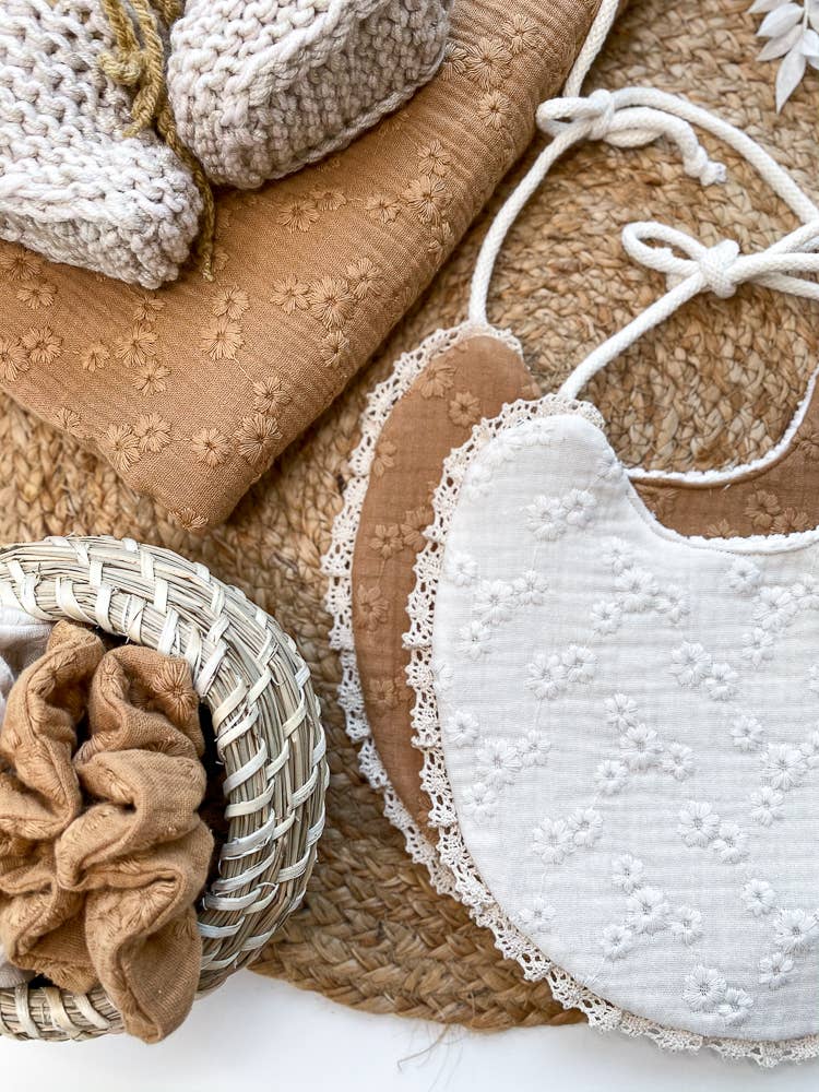 PETITE EvelinaApparel - Venta al por mayor Babero - Bebés - Babero Bebé/Flores bordadas3