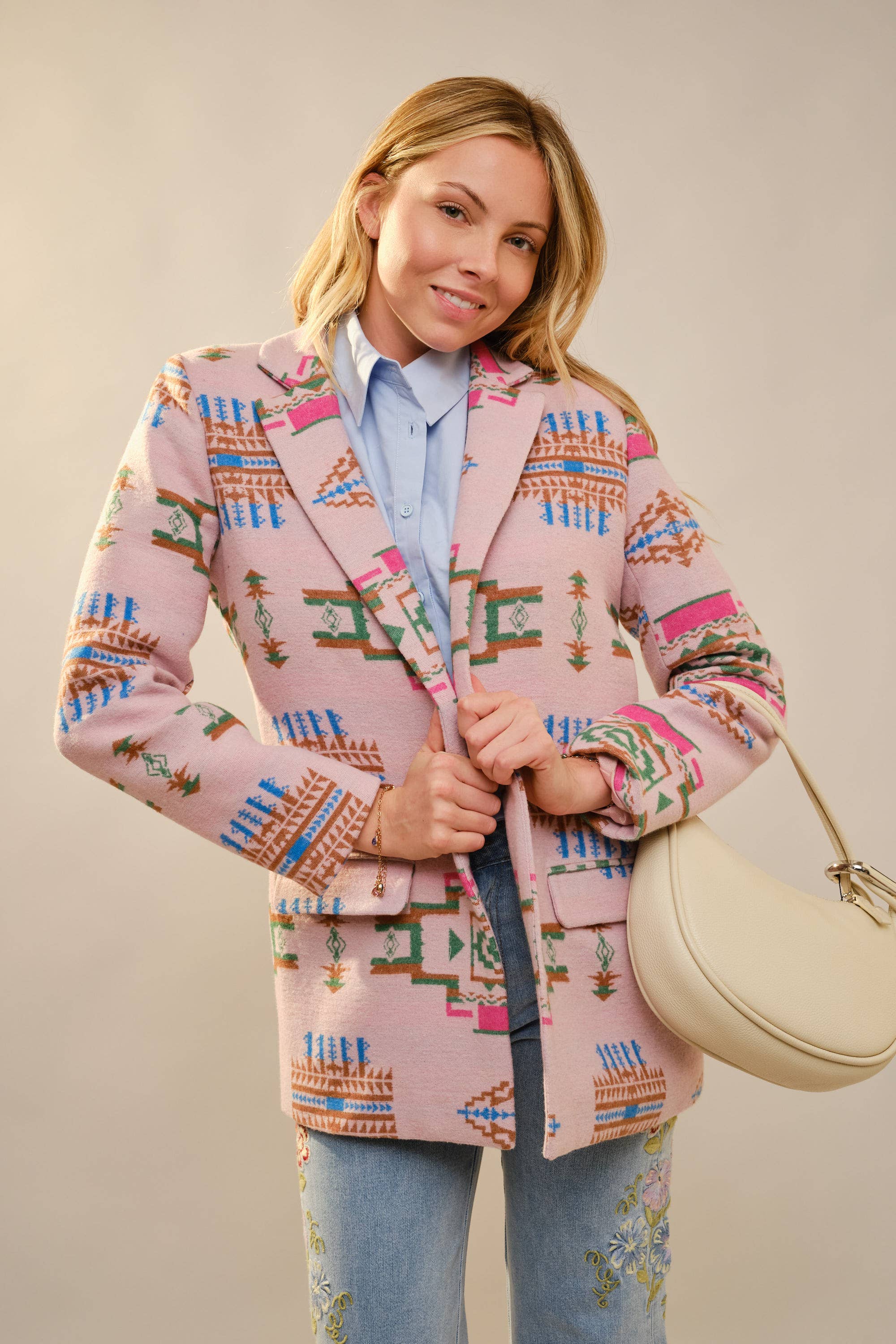 Blue B - Wholesale Blazer - Dames - 37937J Azteekse Jacquard Juweel Knoop Blazer1