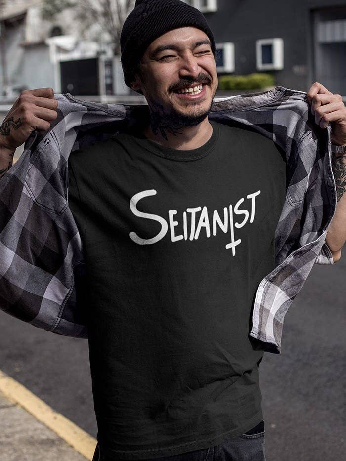 Seitanist - T-shirt unisexe en coton pour la vente par Chiaralascura