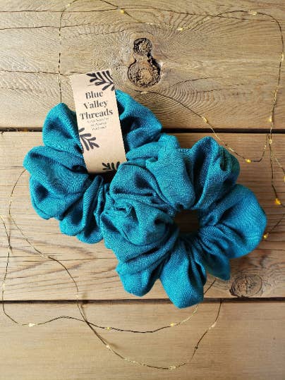 Chouchou en lin bleu-vert//Chouchou accessoire pour cheveux pour la vente par Blue Valley Threads Co.