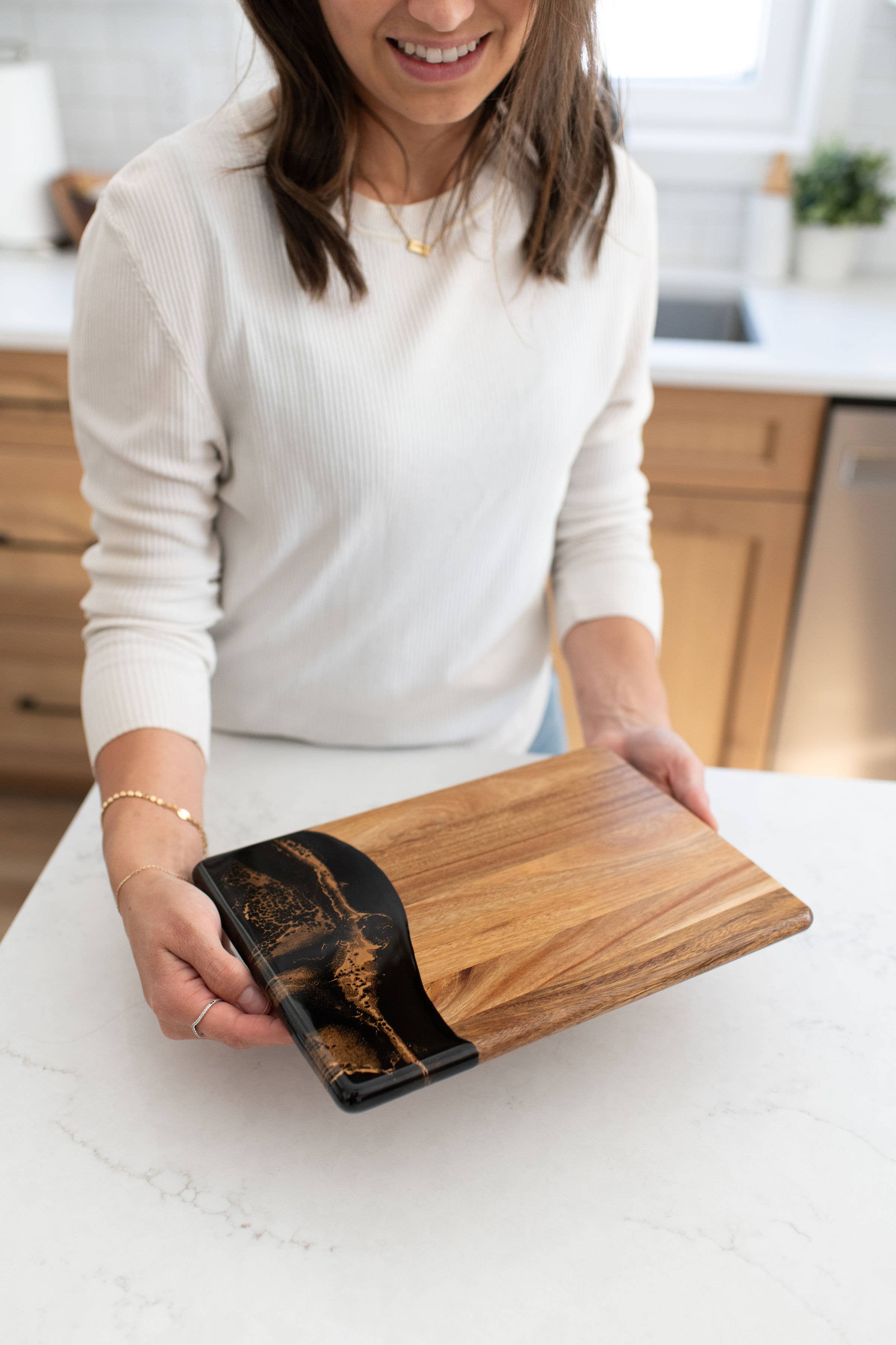 Lynn & Liana Designs - Venta al por mayor Tablas de quesos - Tabla de quesos y charcutería Wood Resin Date Night sin tarifas adicionales6