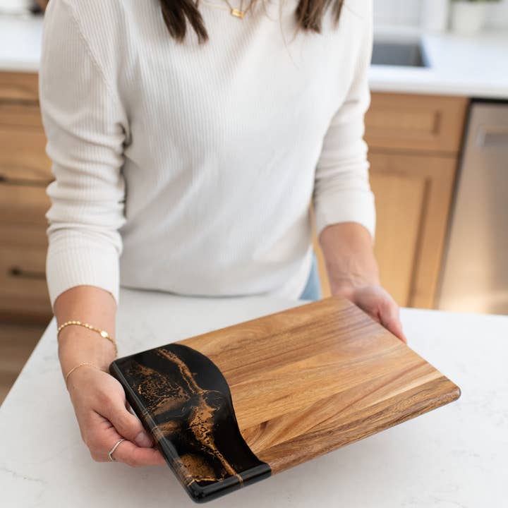 Lynn & Liana Designs - Venta al por mayor Tablas de quesos - Tabla de quesos y charcutería Wood Resin Date Night sin tarifas adicionales6