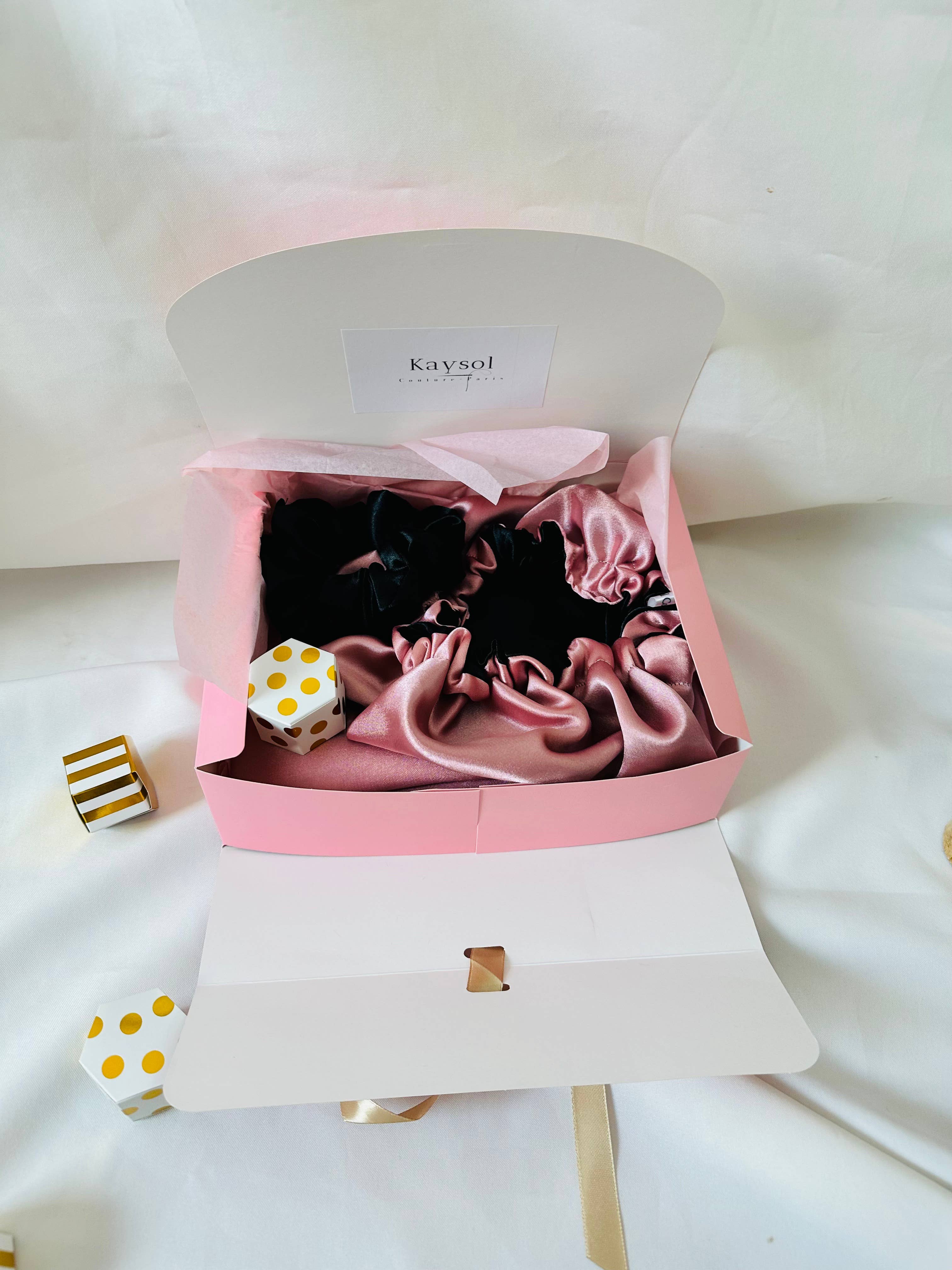 KaysolCouture® - Vendita all'ingrosso Federe/copricuscino - Set da scatola con federa, cappello e elastico in raso rosa nudo3