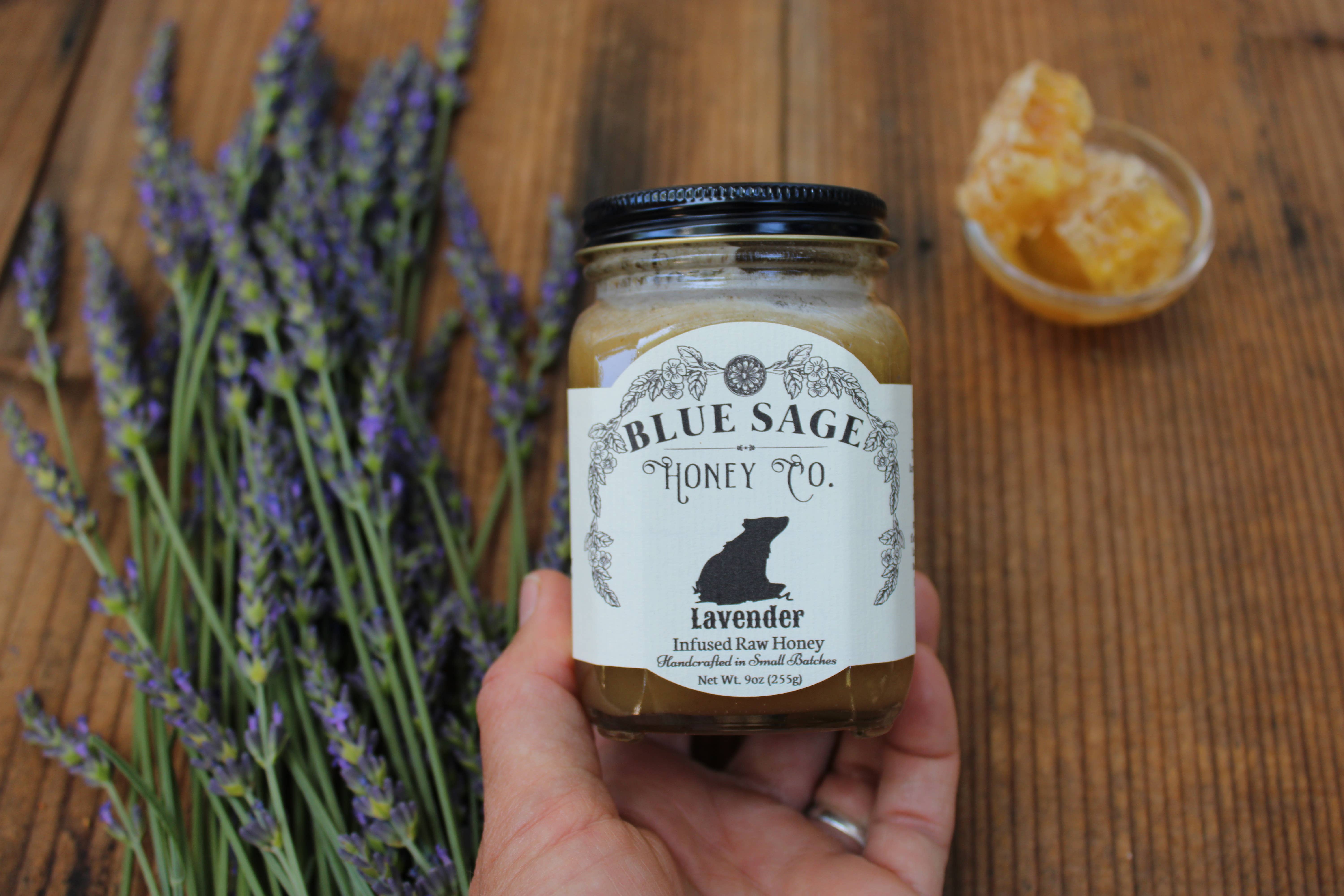 Blue Sage Honey Co. – wholesale Honung – Lavendelinfuserad rå honung med riktiga blommor1