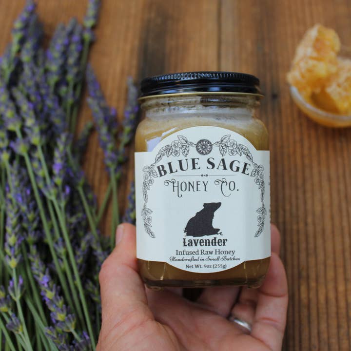 Blue Sage Honey Co. – wholesale Honung – Lavendelinfuserad rå honung med riktiga blommor1