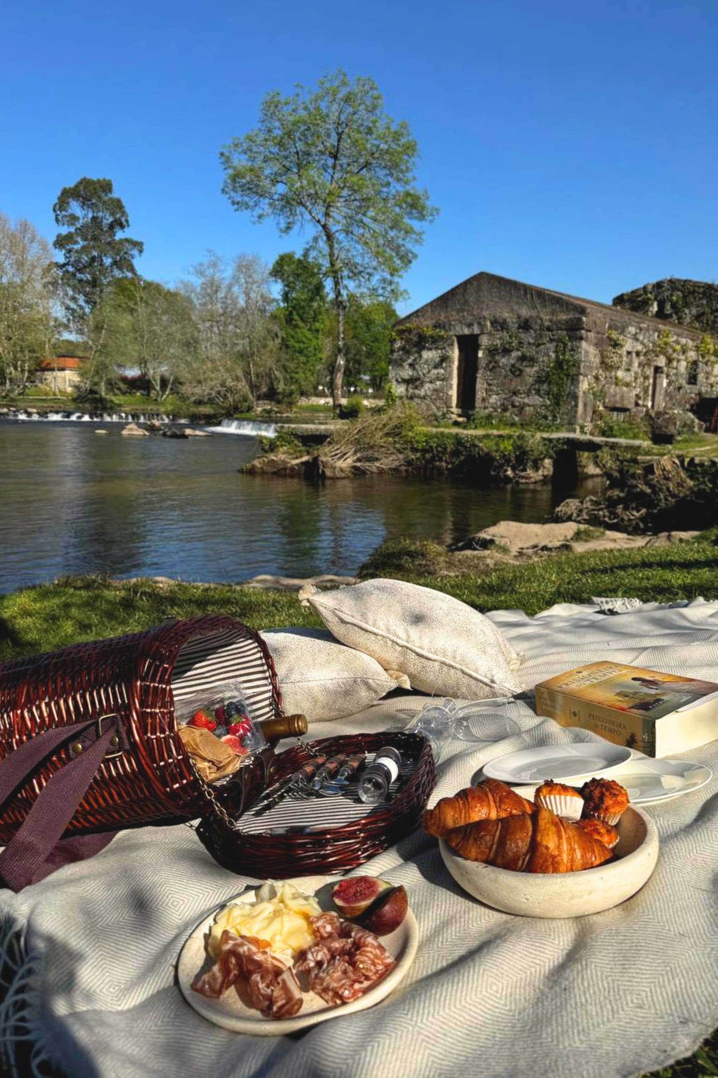 PIETRA DI CASA - Wholesale Picnic Basket - The Picnic Basket 415