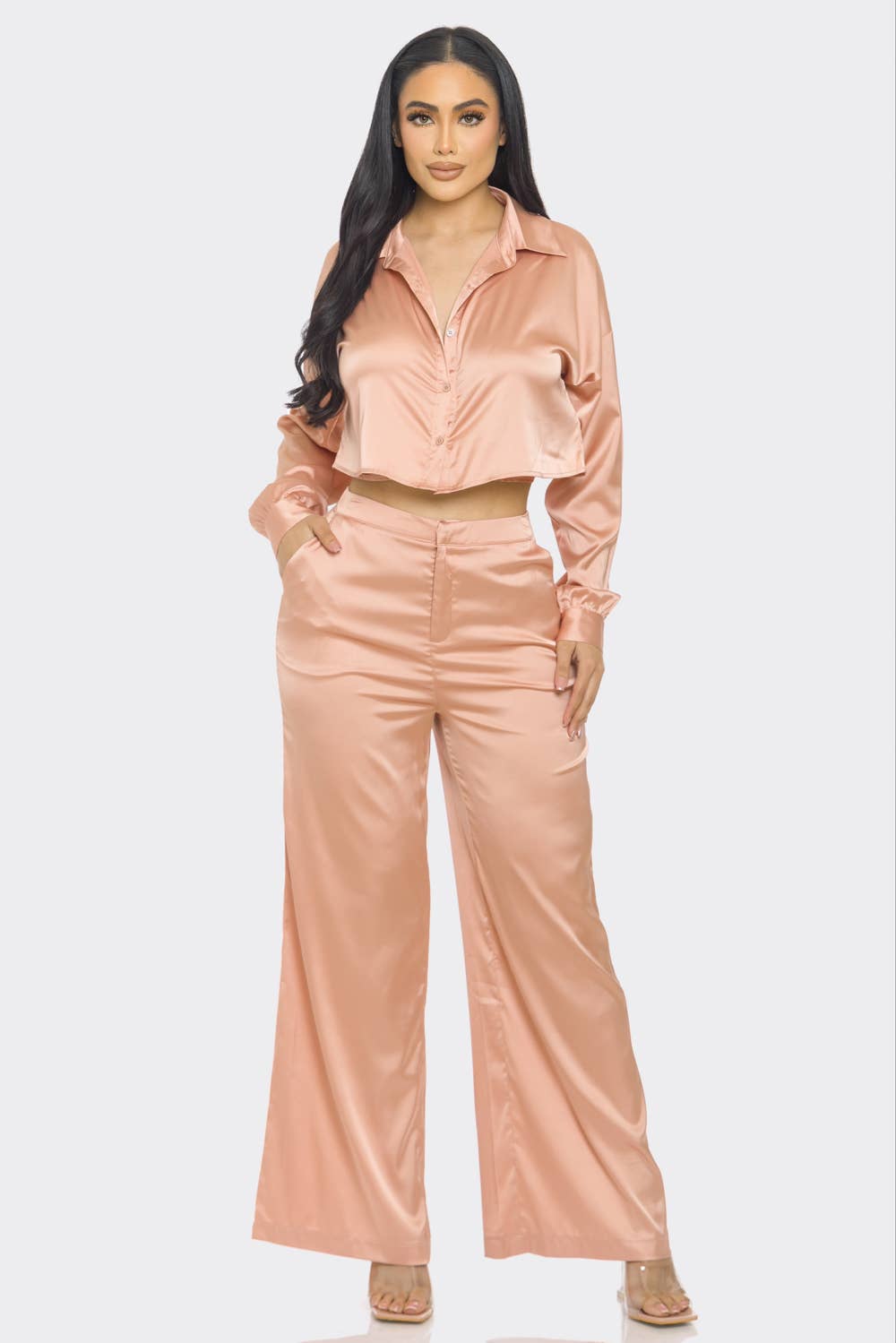 CAPSULLE – Großhandel Set aus Oberteil und Hose (NICHT Loungewear) – Damen – Set aus Satin mit Knopfleiste und ausgeschnittenem Rückendetail0