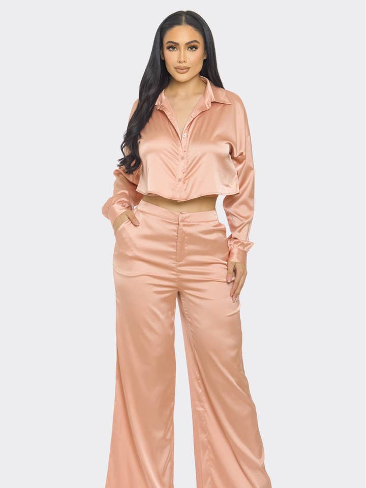 CAPSULLE - Vente Ensemble haut et pantalon (PAS d'intérieur) - Femme - Ensemble de détails en satin boutonné et découpé au dos0