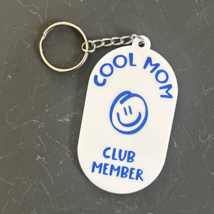 Porte-clés en acrylique Membre du Club des Mamans Cool pour la vente par Cope and Co Custom Signs