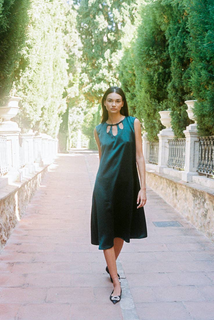 Cottyfish - Vendita all'ingrosso Vestito - Donna - Vestito verde in raso con tagli sul davanti e sul retro1