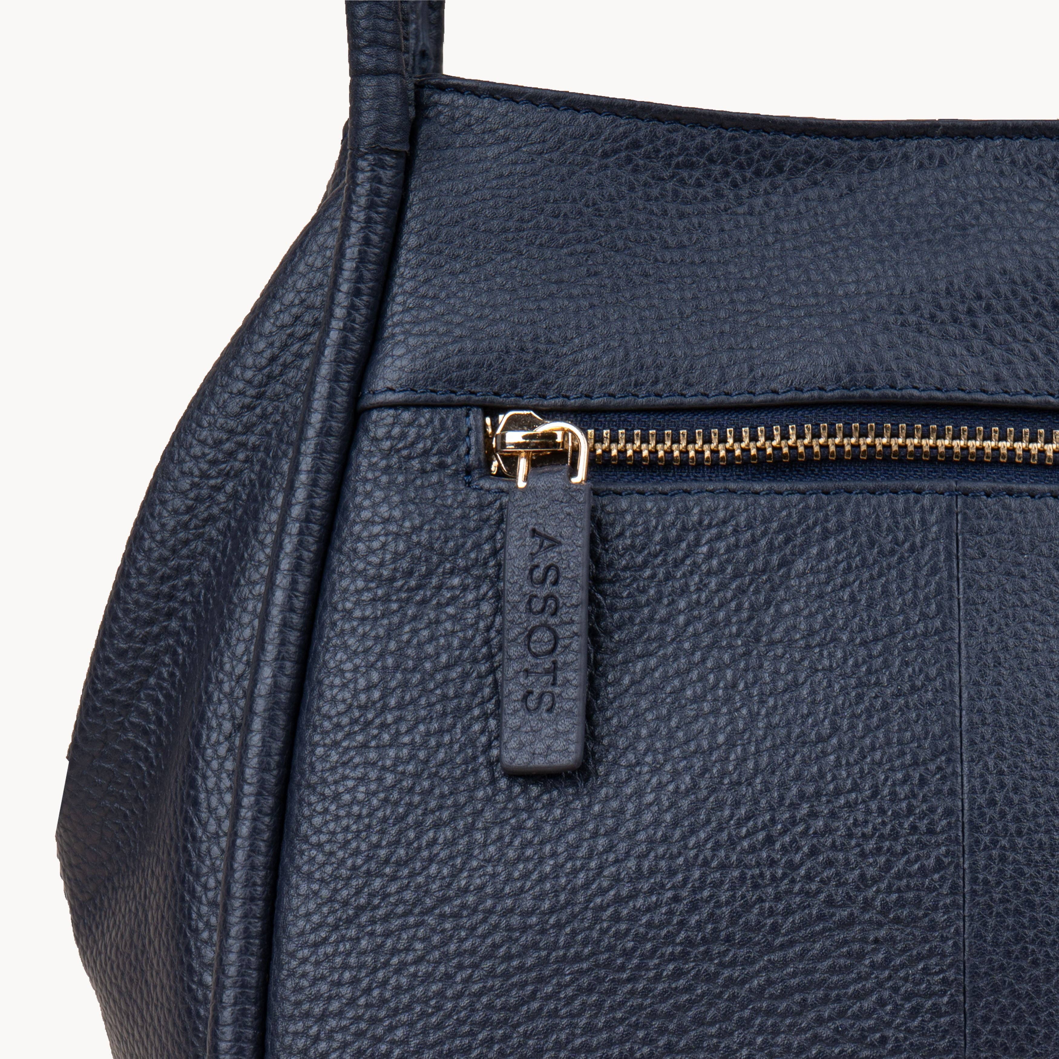 Assots London - Vente Sac porté épaule – femme - Sac bandoulière organisateur en cuir véritable grainé bleu marine 'DEBBIE'5