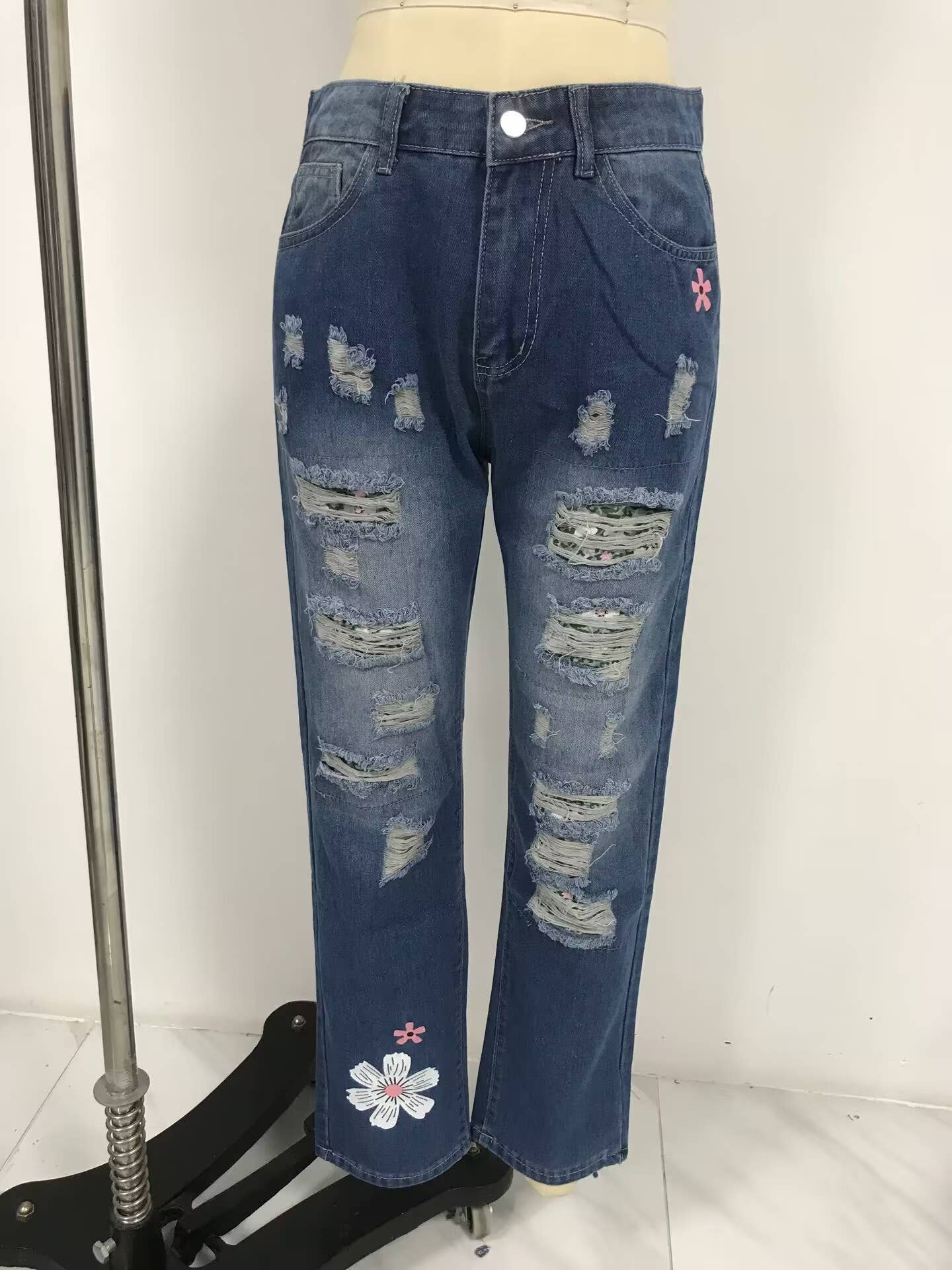 Tourtiwi – wholesale Jeans - Dam – Damjeans med blommigt tryck och slitningar18