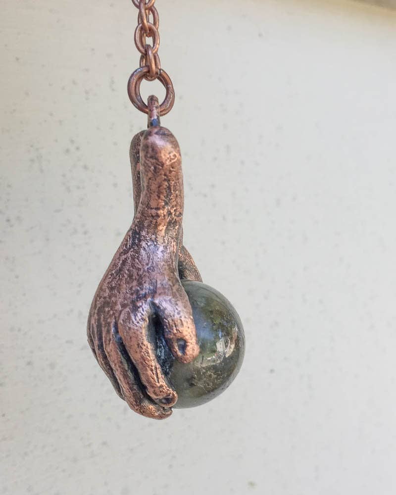 Glorious Healing Crystals - Venta al por mayor Collares con colgantes/abalorios - Colgante de manos curativas mágicas de labradorita esculpido a mano9
